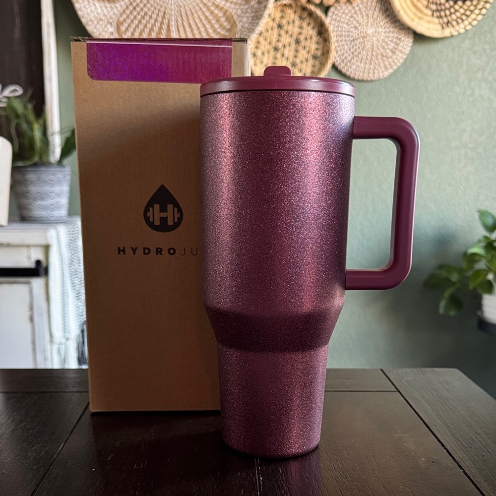 HydroJug 32oz BIRTHDAY
COLLECTION Traveler, WINTER BERRY! New!